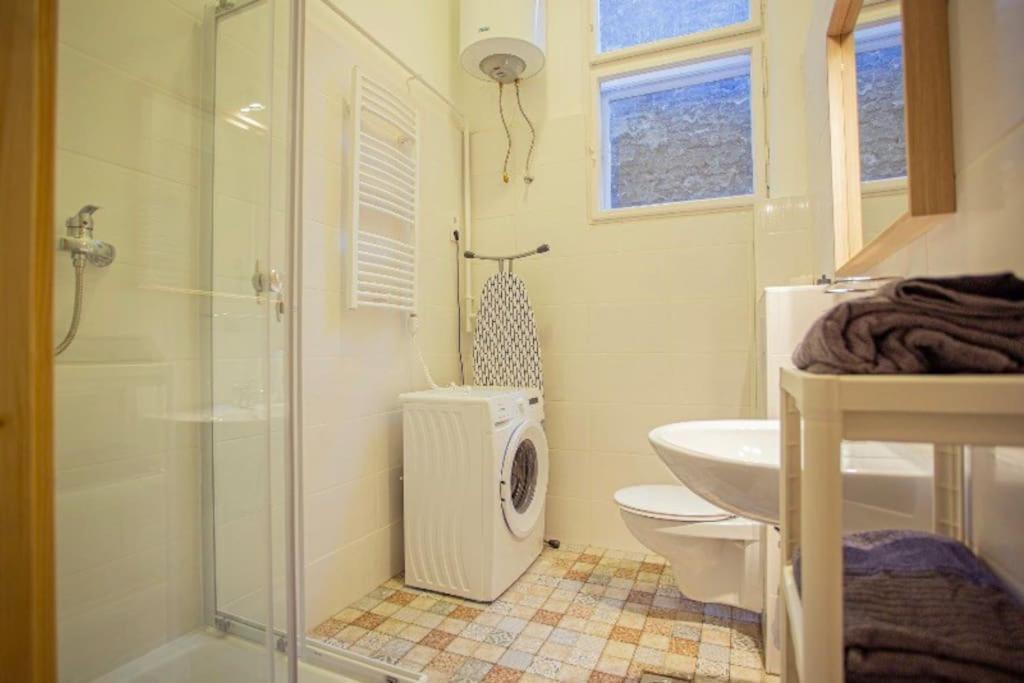 Cosy 2 Bedroom Flat In Akacfa St., Sol Budapest Eksteriør billede