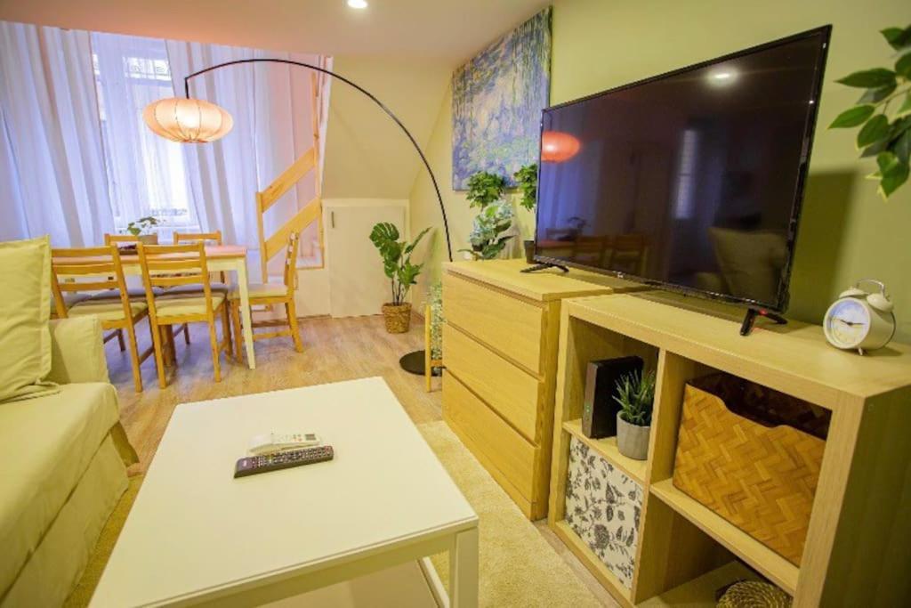 Cosy 2 Bedroom Flat In Akacfa St., Sol Budapest Eksteriør billede