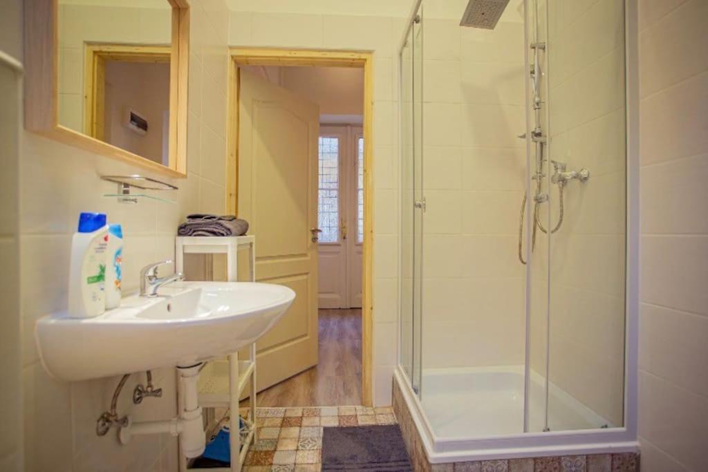 Cosy 2 Bedroom Flat In Akacfa St., Sol Budapest Eksteriør billede