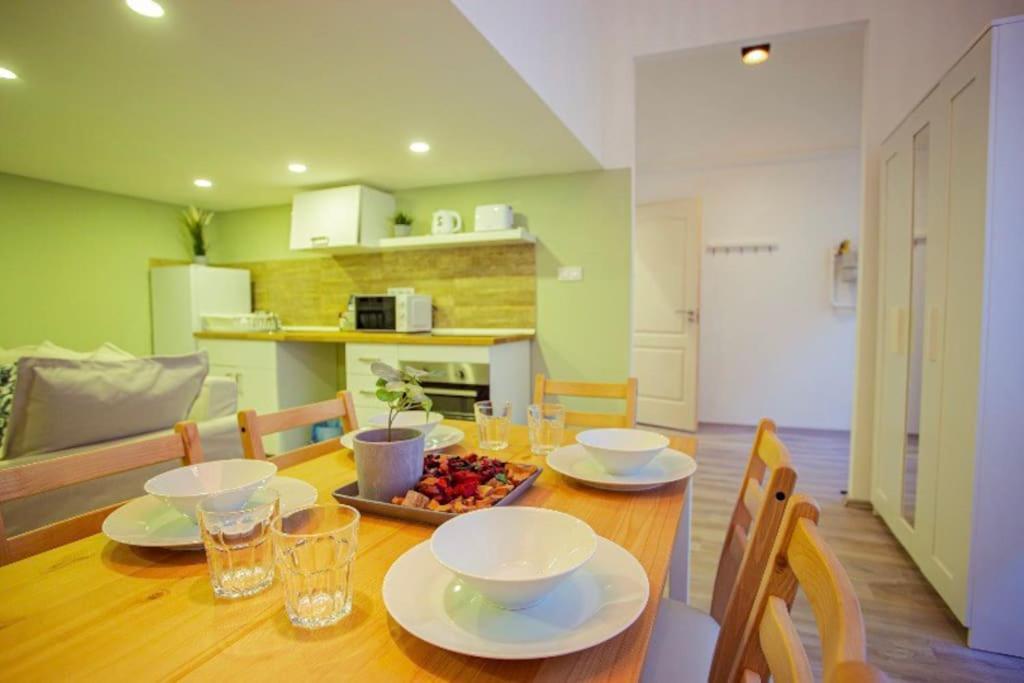Cosy 2 Bedroom Flat In Akacfa St., Sol Budapest Eksteriør billede